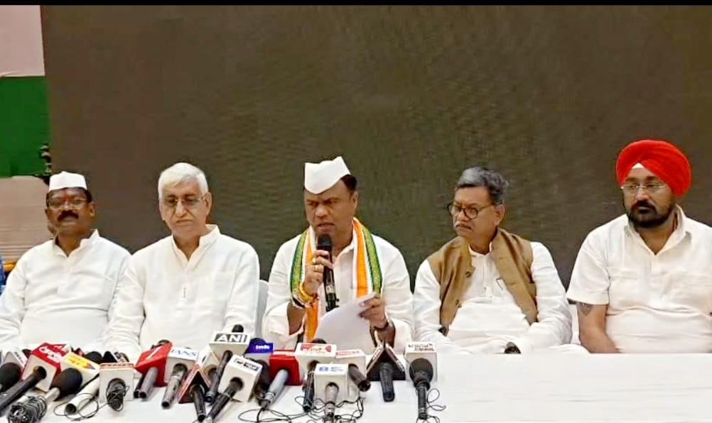 ‘मोदी के नाम पर जलने वाले दिये तेल से जलेंगे या पानी से
